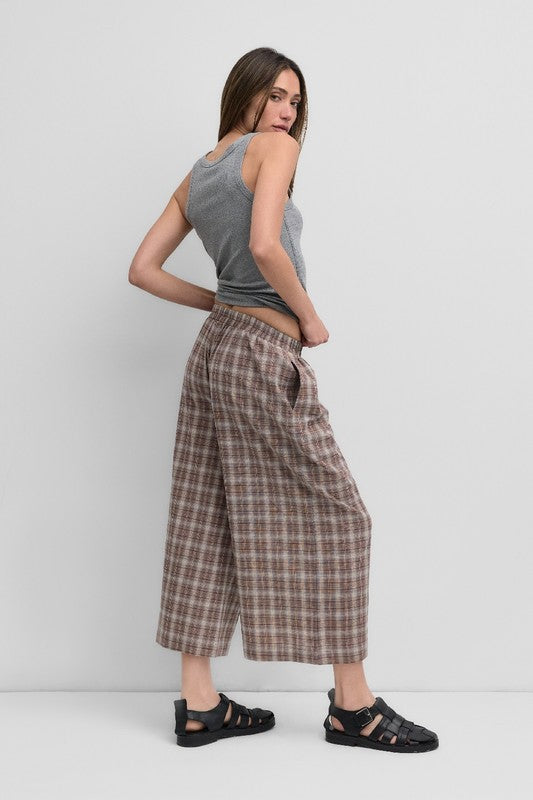 Ribbed fitted tank top in two color options, stylish sleeveless top from voglio.us with a close-up of the fabric and fit.