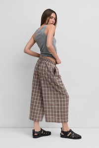 Ribbed fitted tank top in two color options, stylish sleeveless top from voglio.us with a close-up of the fabric and fit.