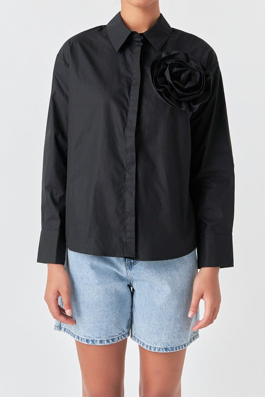 Voglio.us flower brooch shirt top featuring a floral brooch detail on a stylish shirt for women.