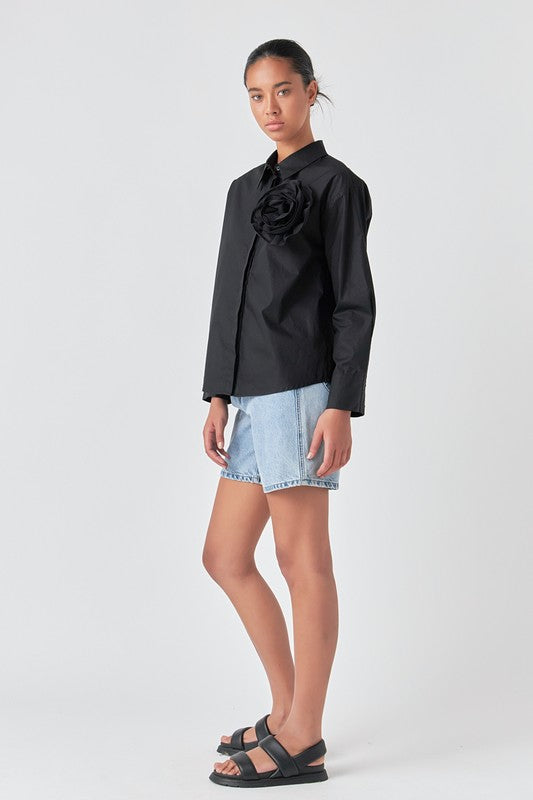 Voglio.us flower brooch shirt top with decorative floral pin on the front, stylish and elegant women's clothing accessory.
