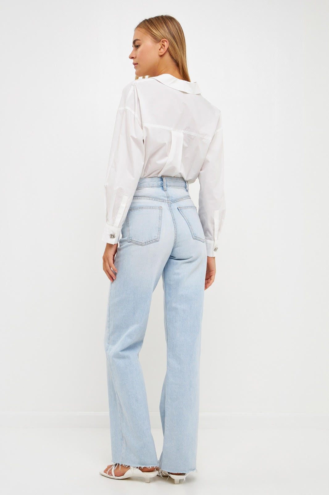 Oversize collared shirt from voglio.us, stylish top with a relaxed fit and button-front design, shown on a model.