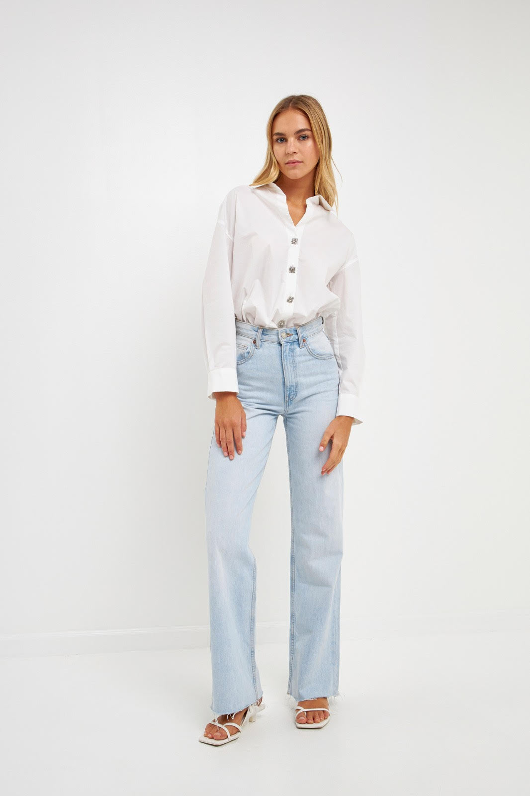 Voglio.us oversize collared shirt top in light fabric, displayed on a hanger with a relaxed fit and classic collar design.