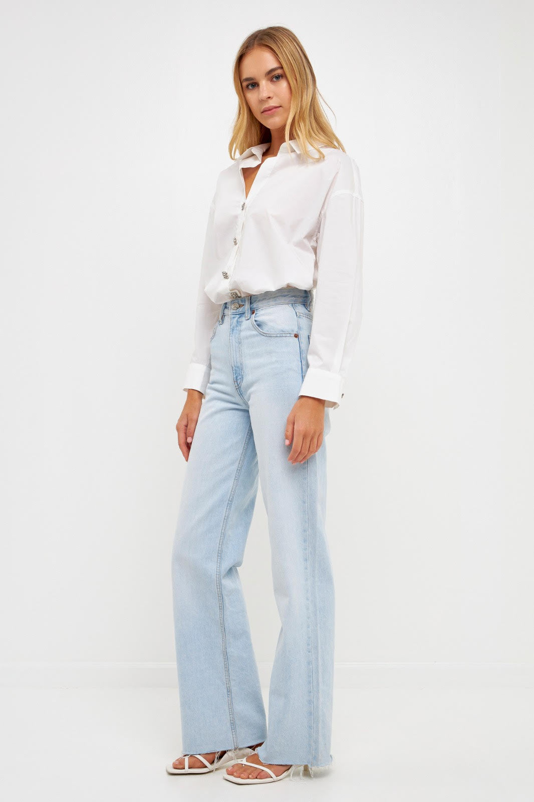 Light blue oversized collared shirt by voglio.us, featuring a relaxed fit, button-front design, and classic collar style.