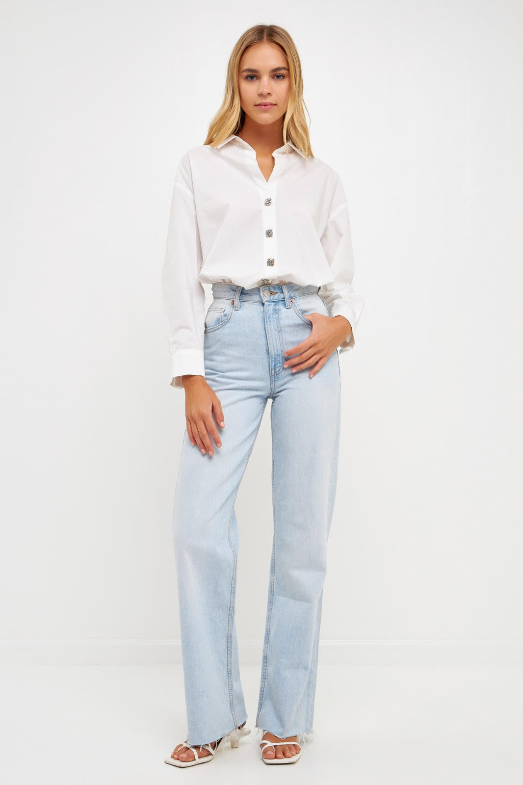 Light blue oversized collared shirt from voglio.us, featuring a relaxed fit and classic collar, perfect for casual wear.