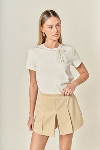 Pearl bow detailed voglio.us top, stylish T-shirt with elegant pearl embellishments and bow accents, casual and chic fashion piece.