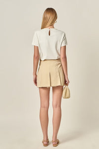 Pearl bow detailed voglio.us top, stylish T-shirt with elegant pearl embellishments and bow accents, casual and chic fashion piece.