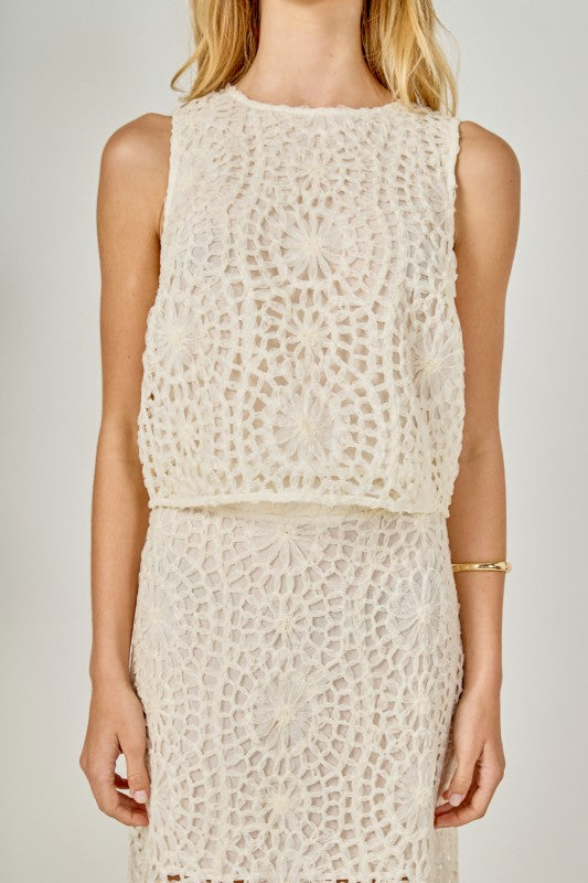 Textured sleeveless cropped top from voglio.us, showing close-up of fabric detail and stylish design.