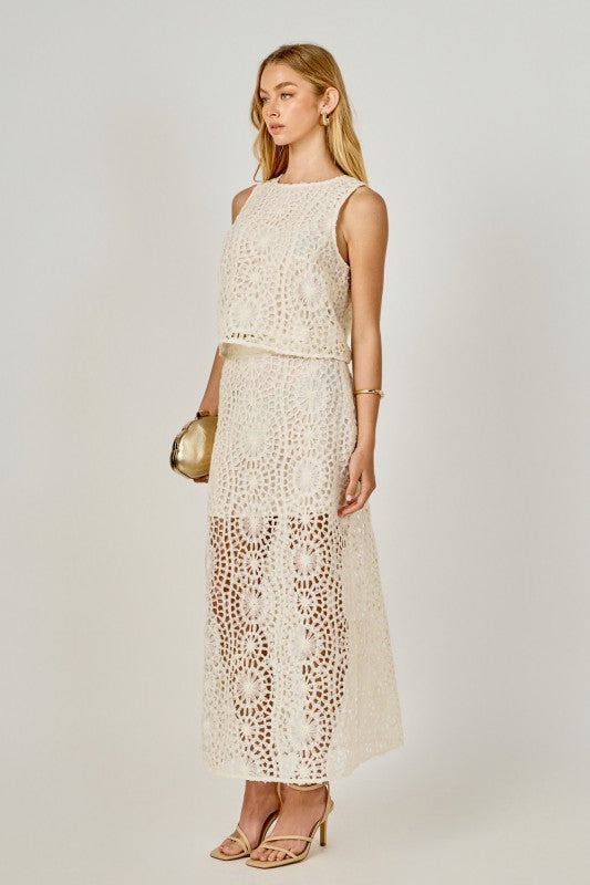 Textured sleeveless cropped top from voglio.us with a fitted design and stylish fabric, shown on a model.