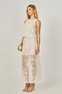 Textured sleeveless cropped top from voglio.us with a fitted design and stylish fabric, shown on a model.