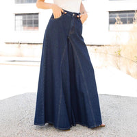 Women’s elegant wide-leg stretch denim jeans in washed blue denim, featuring a simple, stylish design.