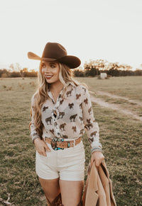 White creamy shorts from Western Vogue Boutique's Luxor collection, featuring a stylish and comfortable fit for casual wear.